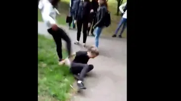 Scene incredibile în Timișoara. Elevă bătută cu pumnii și picioarele, sub privirile colegilor