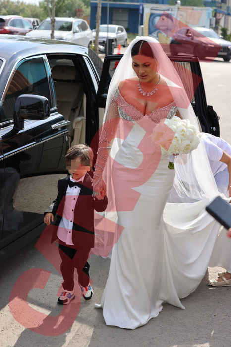 Roxana Dobre, alături de băiatul ei, ține în mână buchetul din bujori albi / Sursă foto: CANCAN.RO