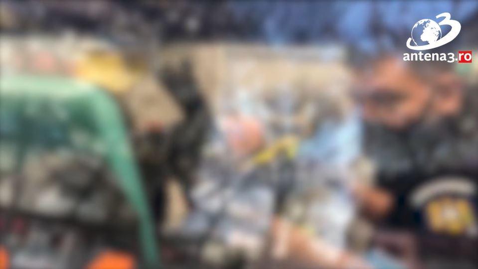 Atacatoarea Mirelei Vaida, recalcitrantă și după agresiunea înfiorătoare de la “Acces Direct”. Avem primele imagini după ce a fost imobilizată și urcată în ambulanță