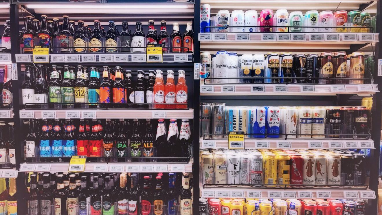 De ce reducerile din supermarket sunt scrise pe carton galben. Răspunsul îl are chiar Oreste Teodorescu