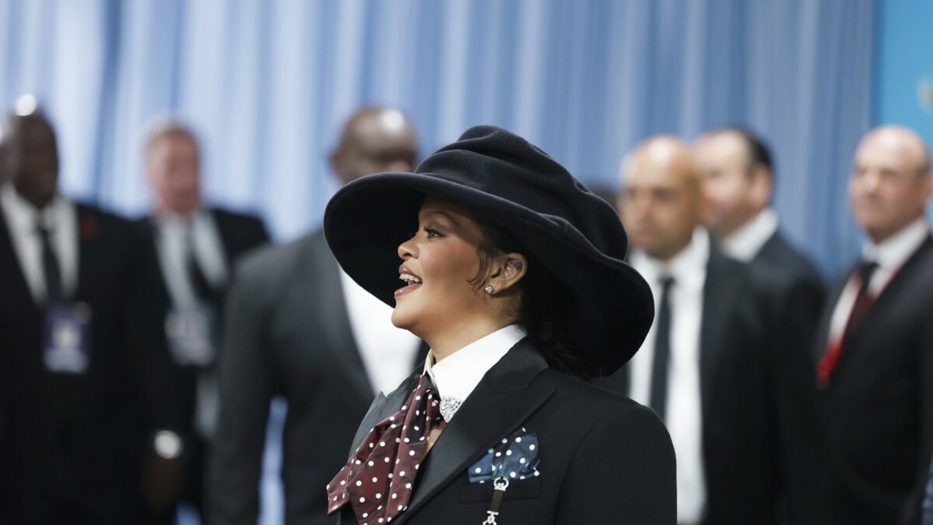 Rihanna este din nou însărcinată! Artista a făcut anunțul la Met Gala 2025