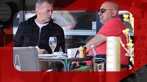 Cătălin Scărlătescu și fotbalistul Generației de Aur s-au “antrenat” cu o blondă rece. Dieta chef-ului de la Pro TV a luat o mică pauză