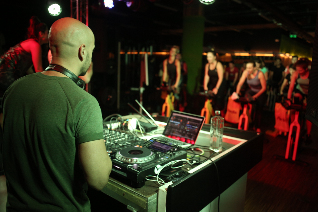DJ Sasha Lopez a fost ”forță” la butoane în cel mai dotat centru de fitness din București, ”The Movement”