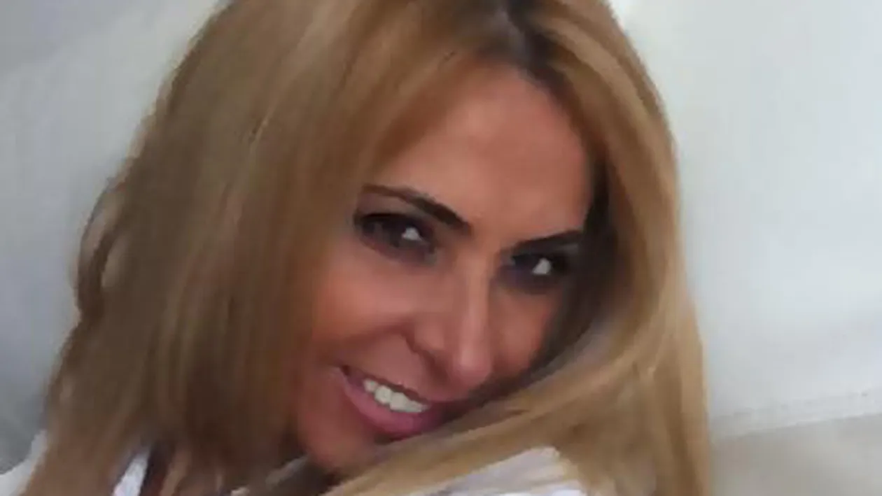 “Casnica” de la MasterChef, mai fierbinte ca niciodata ! Se relaxeaza pe un scaun, cu picioarele larg desfacute!