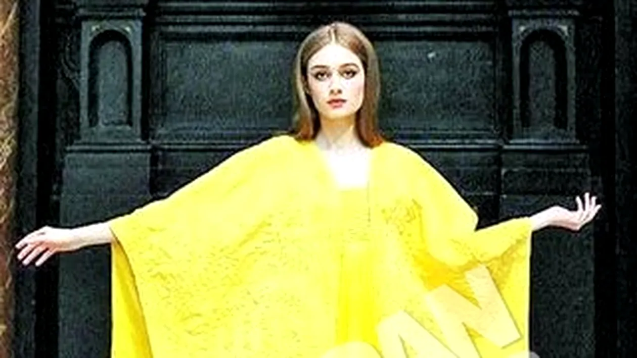 La 16 ani, romanca Bianca Gavrilas a facut furori la Londra! A pozat in rochia facuta din firele a 1.200.000 de paianjeni