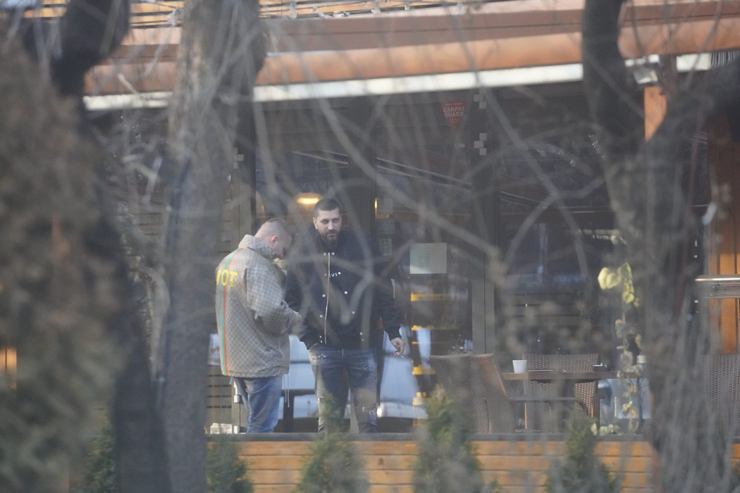 Virgil Șteblea și amicul său, la discuții (Foto: CANCAN.RO)