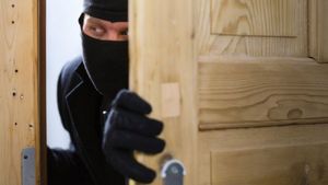 De-a râsu' plânsu'! Un bărbat a fost tâlhărit în timp ce întreținea relații intime cu o prostituată