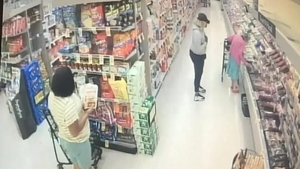 Femeie de 63 de ani, prinsă furând pâine și fructe din supermarket. Polițiștii i-au plătit ei produsele furate, după ce i-au auzit povestea