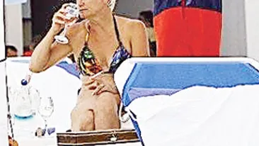 Monica Tatoiu se respecta la plaja! Uite-o cum savureaza un pahar de vin imbracata doar in costum de baie