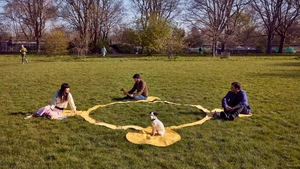 A fost inventată pătura anti-coronavirus pentru picnic! Vezi cum arată