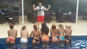S-a dus la piscina sa se racoreasca, insa mai rau s-a infierbantat. Vezi ce i-au aratat sapte tinere sexy lui Florin Salam!