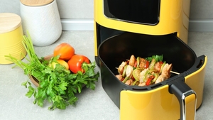 Alimentele pe care nu trebuie să le bagi niciodată în air fryer. Rezultatele sunt dezamăgitoare