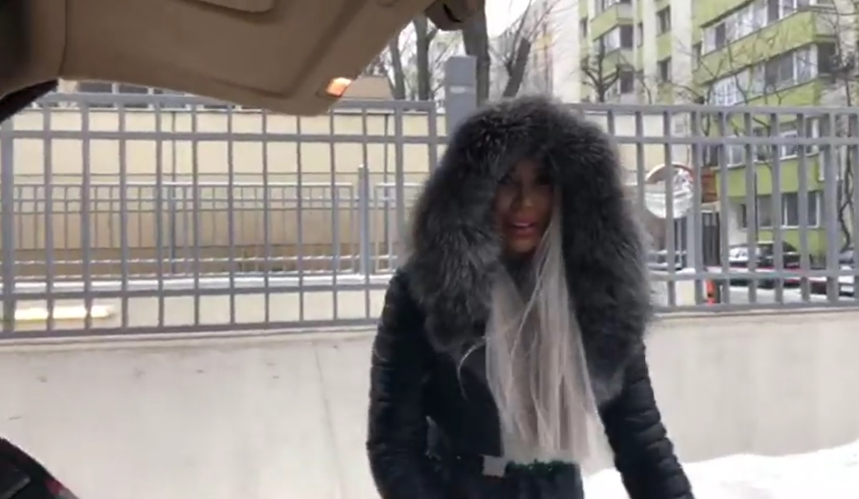 FOTO / Bianca Drăgușanu a oprit mașina și a început să țipe în plină stradă: „Taci, nu mai spune nimic, sper că Victor doarme”. Ce a pățit vedeta