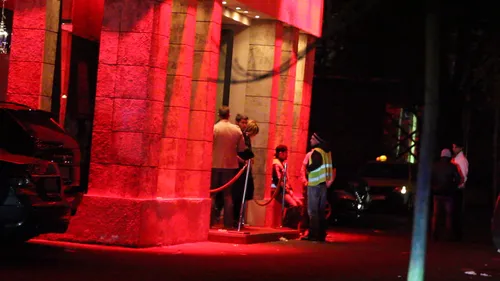 Gospodina Gina Pistol se descurca si in societate! Radut a scos-o in oras, iar ea a dat pe gat shot dupa shot!