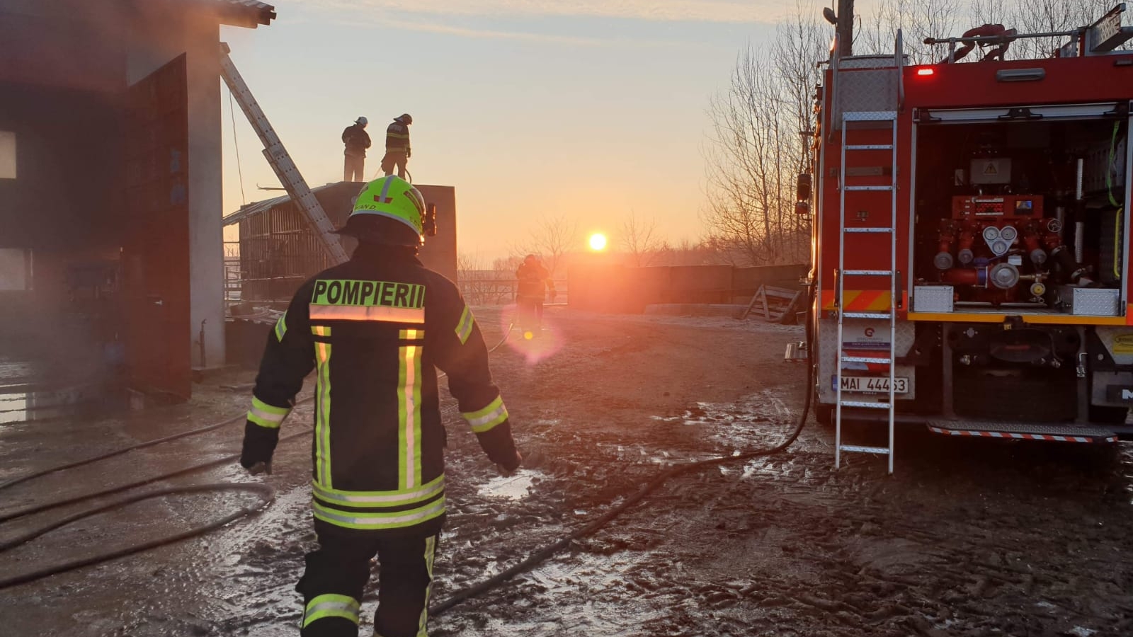 Incendiu devastator în Satu Mare! Pompierii s-au chinuit să-l stingă mai bine de șase ore