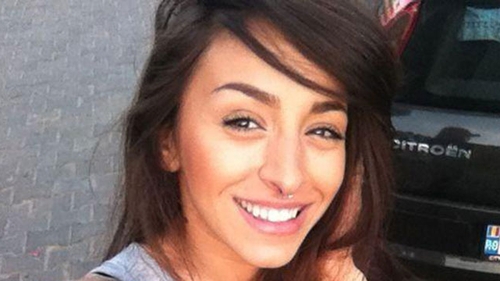 Ruby, jucausa si perversa! Imaginea asta ii va pune pe ganduri pe masculi. Ce cauta artista in costum de baie sub masa?