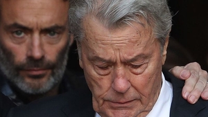 Alain Delon și-a închis fiul cu câinii în cușcă!