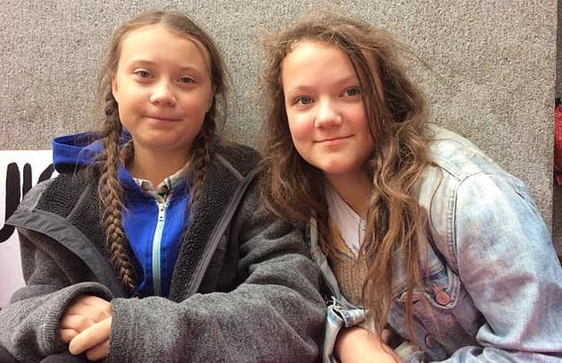 Greta Thunberg (stânga) și Bea Ernman (dreapta)