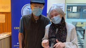 Gest suprem de iubire. Doi îndrăgostiți, soț și soție de 51 de ani, s-au vaccinat anti-COVID, de Dragobete
