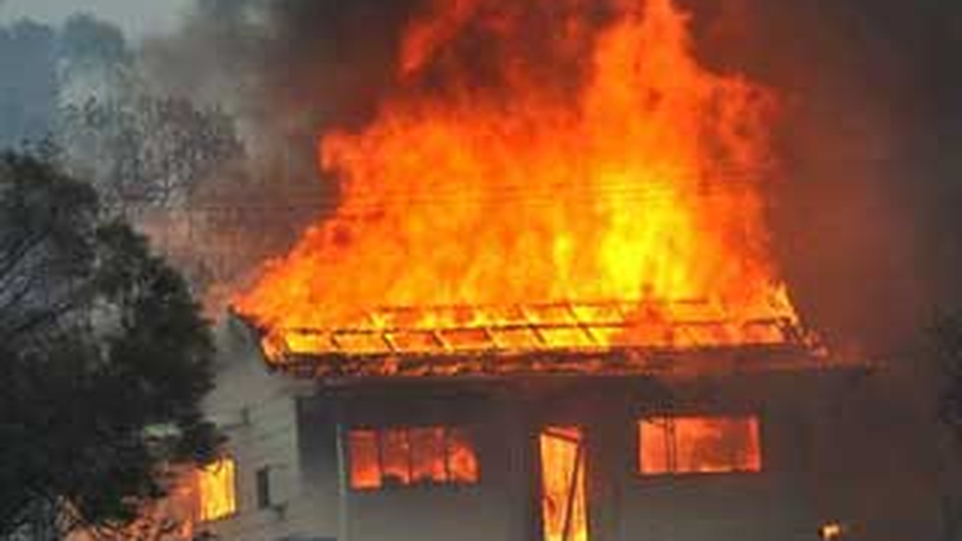 O batrana a murit intr-un incendiu izbucnit in locuinta sa si care a cuprins alte doua case