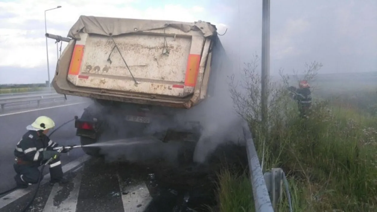 Pericol de explozie pe DN1. Traficul a fost blocat iar pompierii au acţionat cu furtunele cu apă