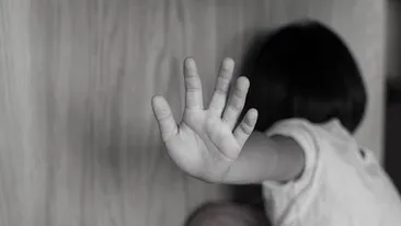 Ce a hotărât instanța în cazul femeii care și-a bătut și legat fetița pentru că scria urât