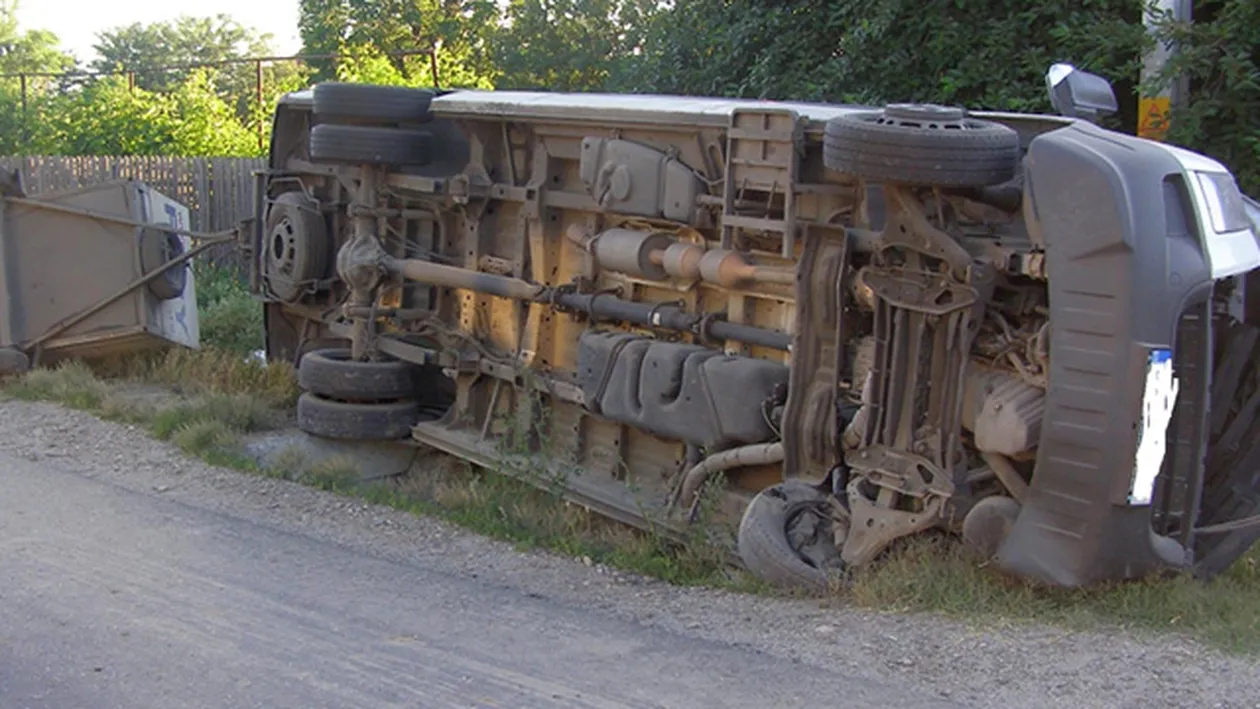 Accident teribil pe DN1! Un microbuz care transporta membrii unei echipe de fotbal s-a rasturnat! Trei persoane, in stare grava