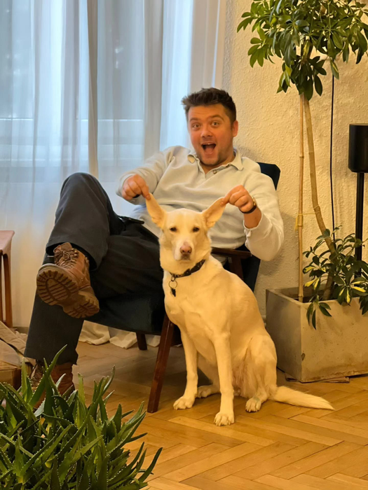 Marian Olteanu îi calcă pe urme lui Mihai Trăistariu. Actorul s-a combinat cu Lolita Cercel, artista generată cu AI: „Fizic e top”
