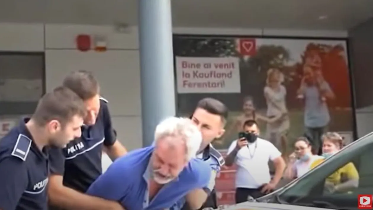 VIDEO. Scene șocante petrecute în fața unui centru comercial din Ferentari. Bătrân, încătușat de opt polițiști