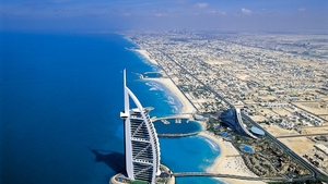 Bianca Dragusanu a facut senzatie pe o plaja in Dubai! Pictorial fierbinte pentru barbatul care o plimba numai la “business class”