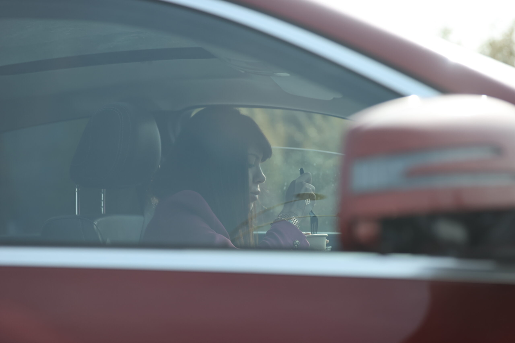 Denise Rifai, prinsă în traficul din Capitală (Foto: CANCAN.RO)