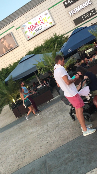 Vladimir, Alice şi fetiţa lor, la mall