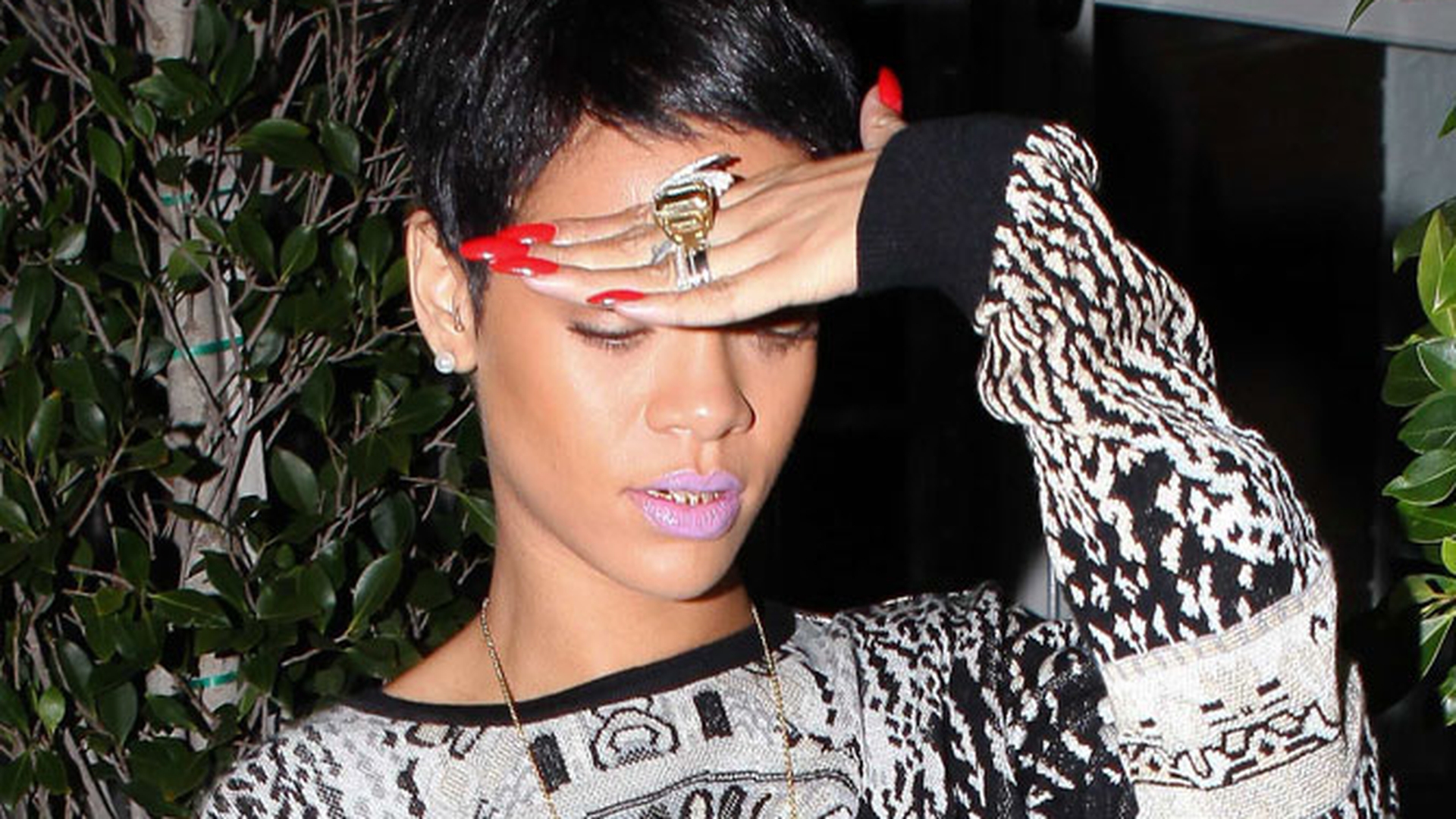 Apogeul prostului gust - Rihanna si-a pus dinti de aur, ca manelistii. Vezi in ce hal arata!