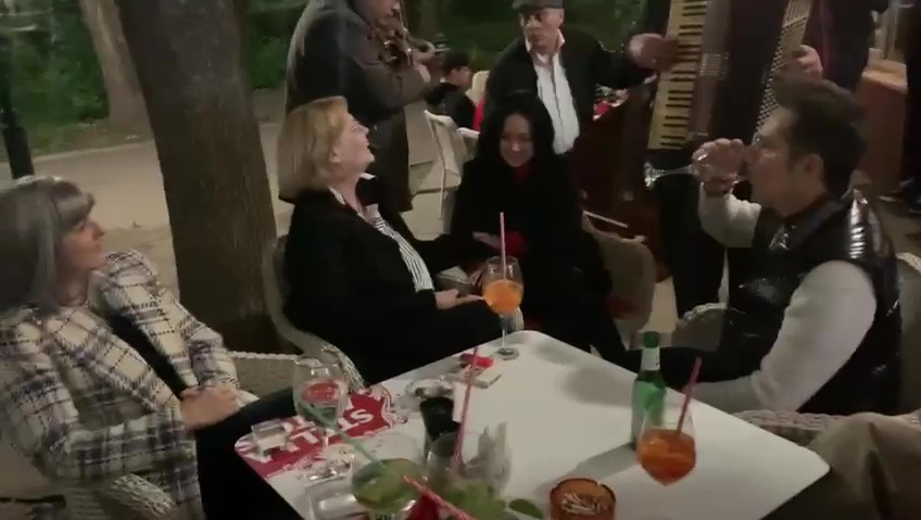Ștefan Bănică Jr. și Emilia Popescu, alături de prieteni.