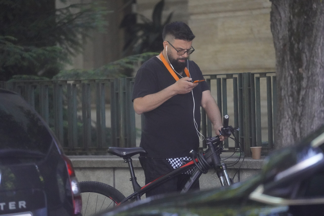 Edi Stancu, deranjat de telefon (Foto: CANCAN.RO)