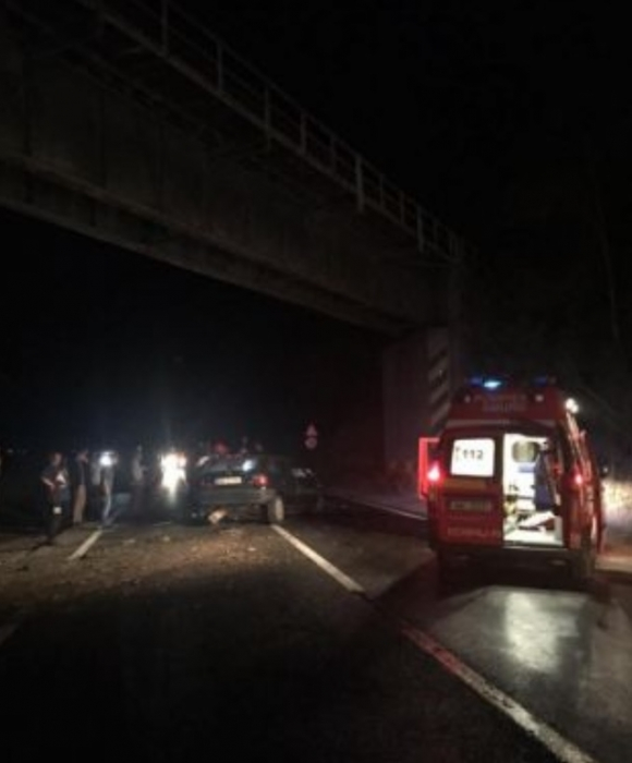 Trei persoane în stare gravă la Brașov, după ce un camion intrat în balans s-a răsturnat peste o mașină