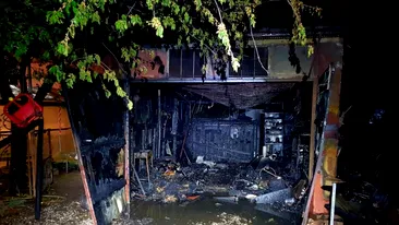 Clipe de infern în Prahova! O mașină și două garaje s-au făcut scrum în urma unui incendiu devastator