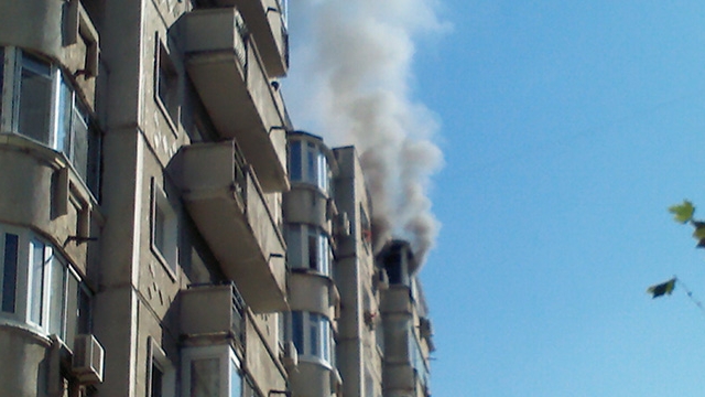 Locatarii unui bloc din Capitală sunt în stare de şoc! O femeie şi-a incendiat apartamentul şi le-a dat indicaţii pompierilor