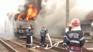 Tren in flacari in judetul Bacau. Mecanicul locomotivei este in stare grava