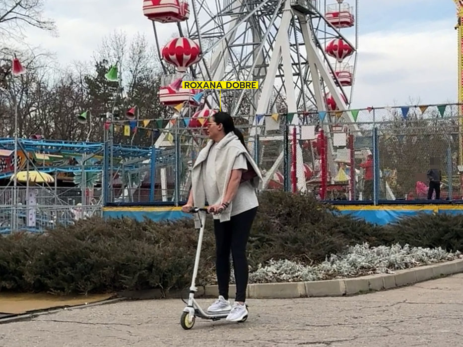 Roxana pe trotineta copiilor
