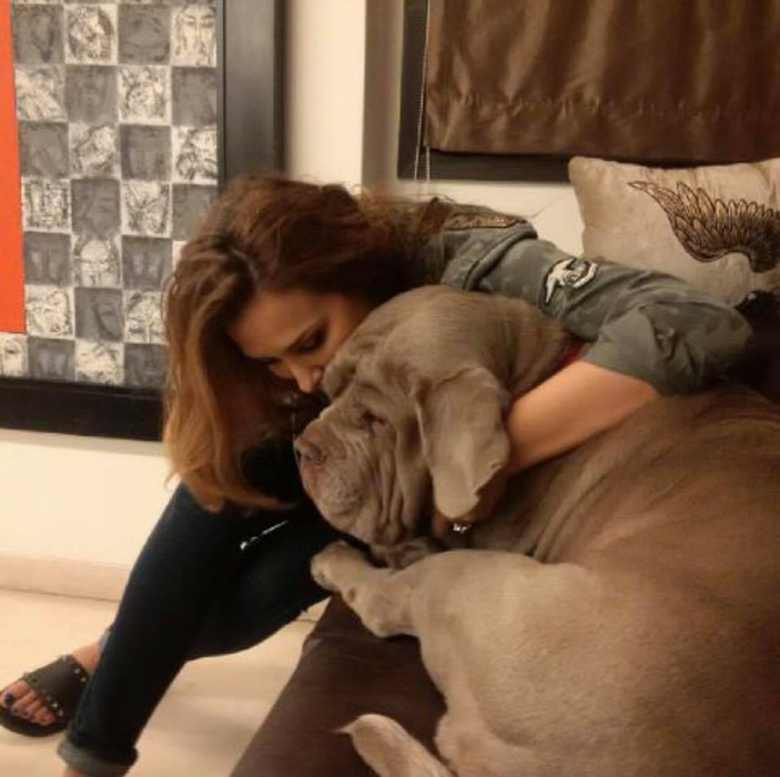 Familia lui Salman Khan e în doliu. Actorul și Iulia Vântur sunt îngenuncheați de durere. “Ne-ai învățat ce este dragostea, iubirea mea”