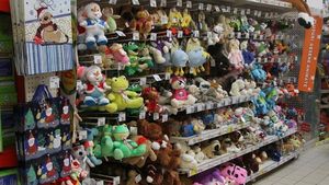 Imaginea care smulge râuri de lacrimi. Ce i-a răspuns un bărbat vânzătorului din magazin, atunci când a fost întrebat de ce a cumpărat mai multe jucării