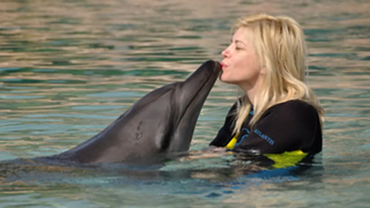 Loredana s-a sarutat cu delfinii si a mers cu camila in vacanta din Emirate, alaturi de fiica sa!