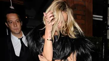 Vai de picioarele ei! Ce-o fi patit Kate Moss la degete?
