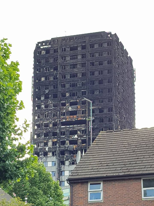 Pompierii au stins incendiul după o zi