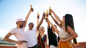 Cum să desfaci o sticlă de bere, dacă nu ai desfăcător sau brichetă la îndemână