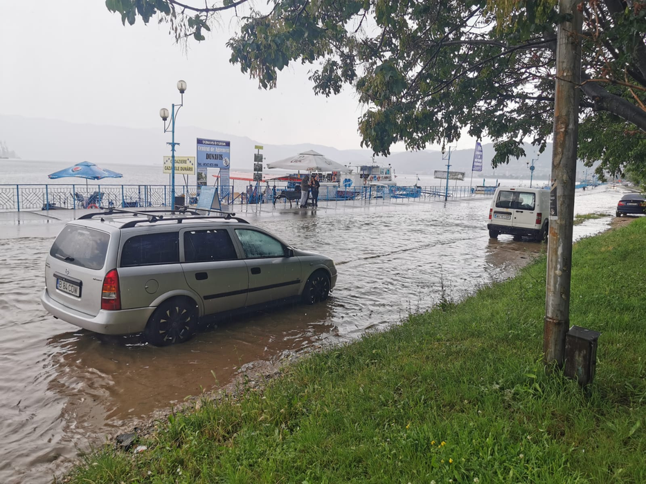 VIDEO incredibil! Un bărbat pescuiește pe faleza din Orșova, după ce o ploaie torențială a inundat toată zona