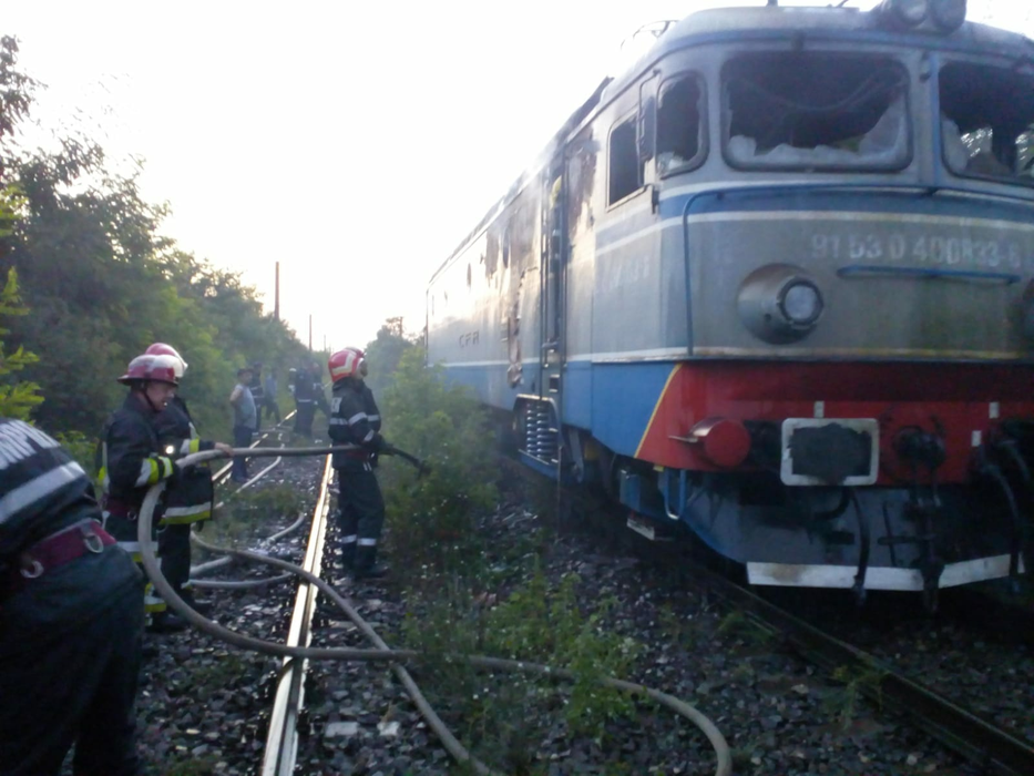 Tren în flăcări, în Prahova! Pompierii intervin cu mai multe autospeciale