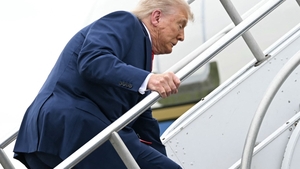 Moment stânjenitor pentru Donald Trump. Președintele american s-a împiedicat în momentul în care urca în avionul prezidențial