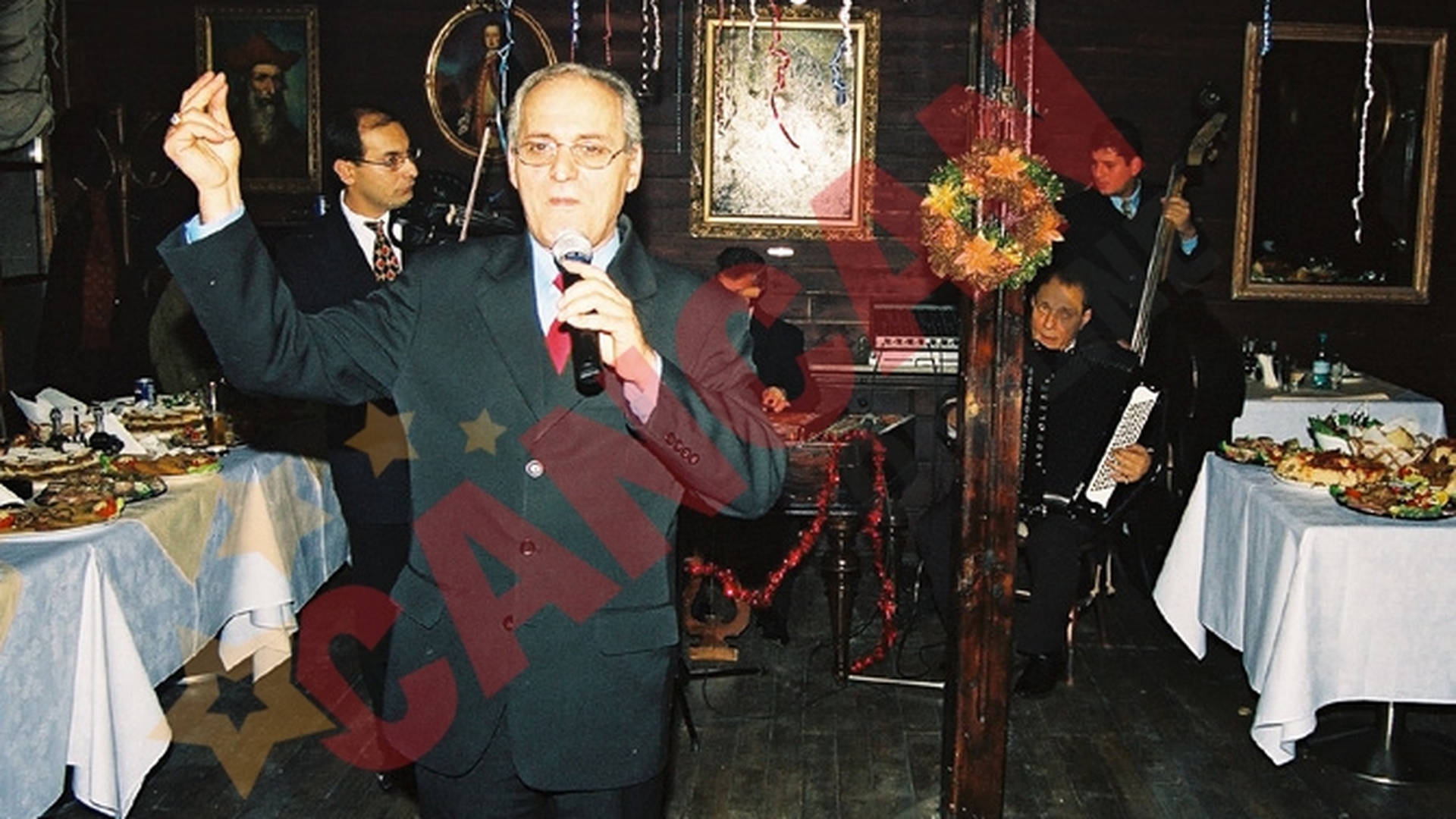 "Mai bine imi tai o mana decat sa cant manele"